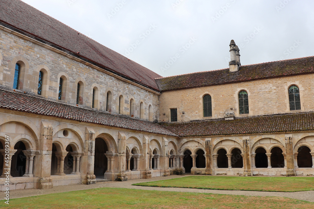 Bourgogne - Abbaye de Fontenay - Le cloitre au rez de chaussée. A l'étage le dortoir des moines et le chauffoir avec ses cheminées