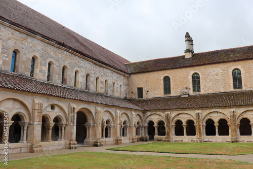 Bourgogne - Abbaye de Fontenay - Le cloitre au rez de chaussée. A l'étage le dortoir des moines et le chauffoir avec ses cheminées photo