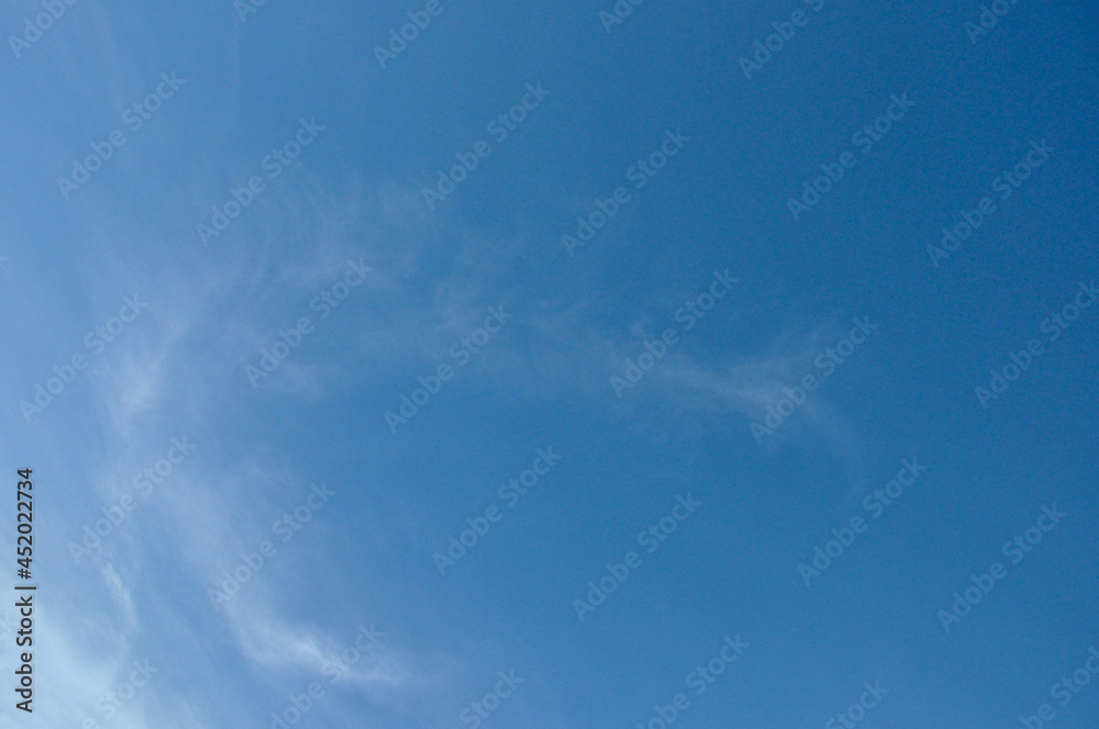 Cirrus clouds that form at the highest level are like silk threads, sometimes streaking across middle of the sky may be called ponytail clouds. Cirrus clouds indicate good weather without rain Cirrus clouds that form at the highest level are like silk threads, sometimes streaking across middle of the sky may be called ponytail clouds. Cirrus clouds indicate good weather without rain