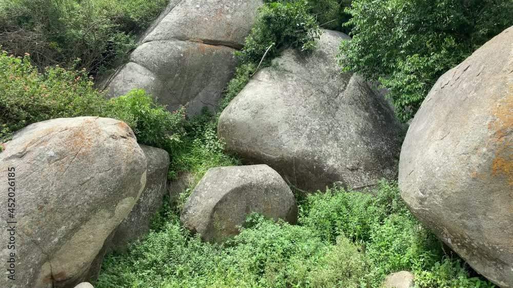Giant Rock, the largest freestanding boulder in the world, giant