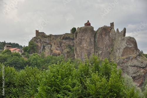 Château et chapelle à Arlempdes (Haute-loire)