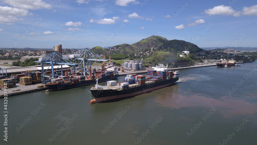 Manobra de navio cargueiro feita por rebocadores entre os portos de Vitória e Vila Velha, Espírito Santo, Brasil.
Ship handling. Using tug boats for manouevring a ship.