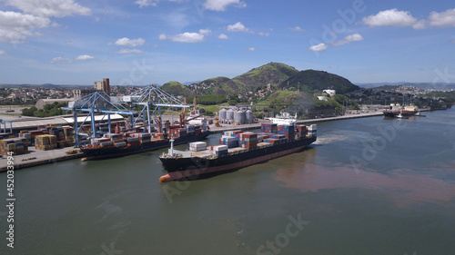 Manobra de navio cargueiro feita por rebocadores entre os portos de Vitória e Vila Velha, Espírito Santo, Brasil.
Ship handling. Using tug boats for manouevring a ship.
