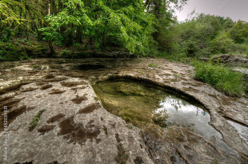 Marmites de géant dans les gorges de Thurignin à Belmont-Luthézieu, Ain, France