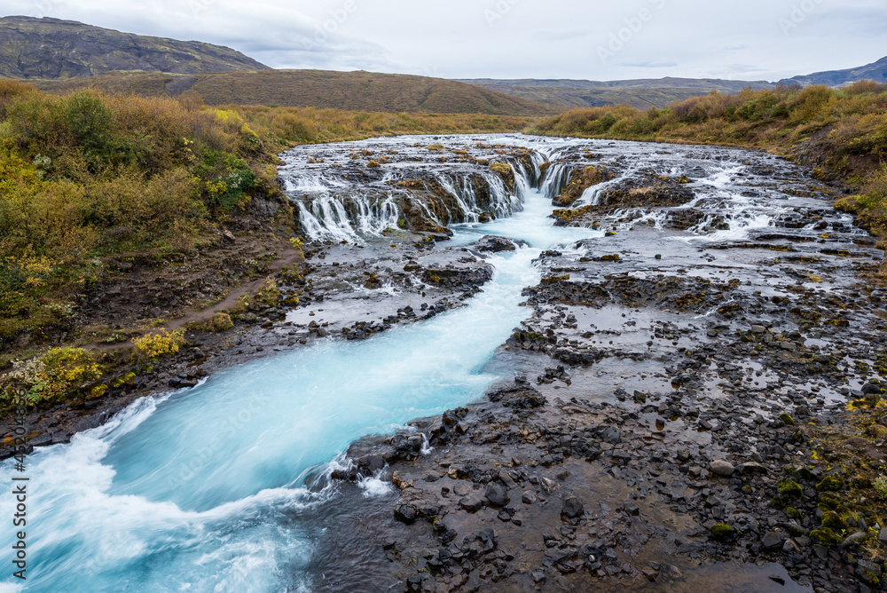 runder Wasserfall mit blauem Wasser in Island - Bruar Foss runder Wasserfall mit blauem Wasser in Island - Bruar Foss