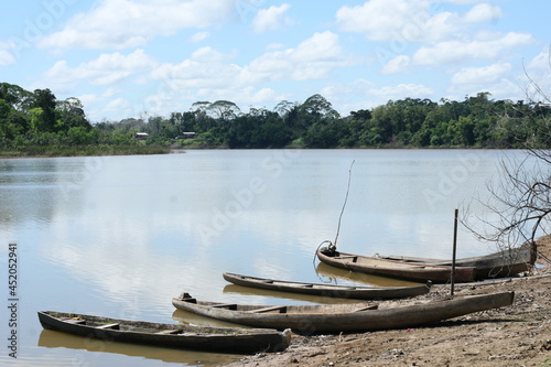 canoa parada na beira do rio