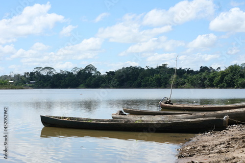 canoa parada na beira do rio