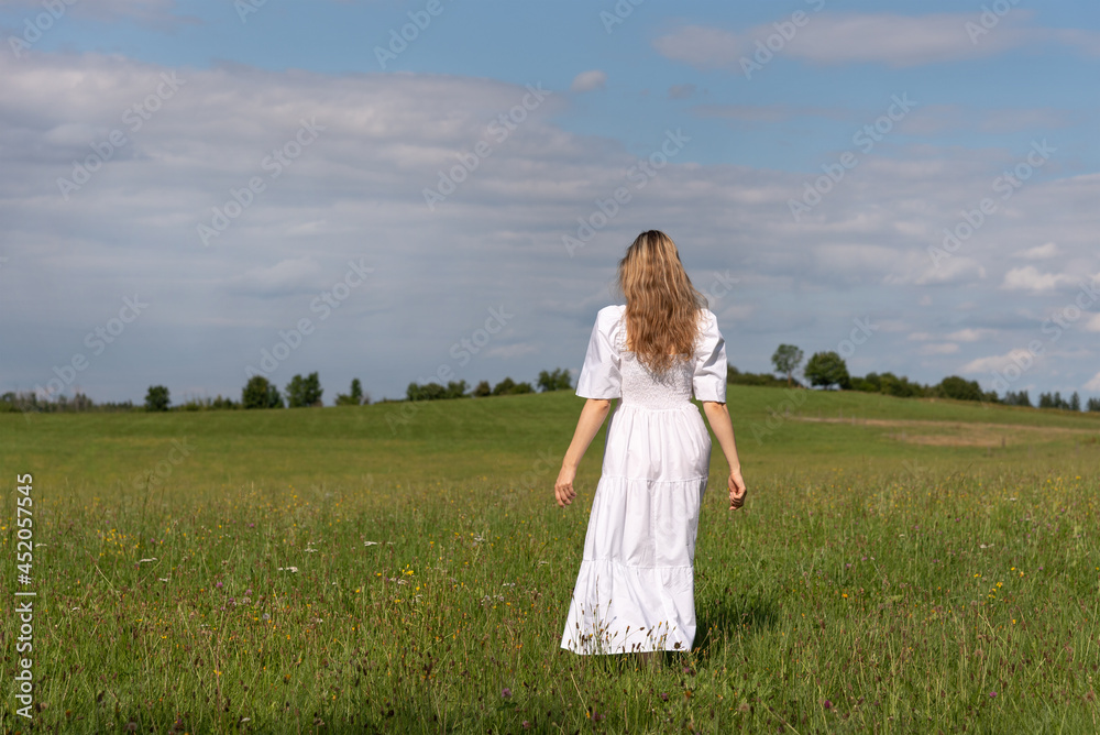 Frau in weißem Kleid in der Natur Frau in weißem Kleid in der Natur