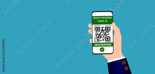 Akıllı telefonda dijital sağlık pasaportu uygulaması. Akıllı telefonunun ekranında aşıya karşı bağışıklığını gösteriyor. korona virüsü aşılama konsepti. Güvenli yolculuklar için aşı pasaportu uygulama