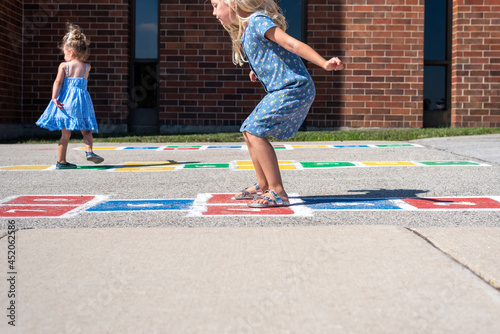Φωτογραφία Kids playing hopscotch in the schoolyard