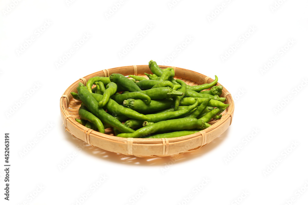 白背景の笊ににのせた甘長南蛮