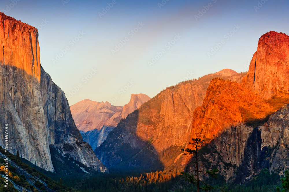 Yosemite at sunset as seen from the Tunnel View viewing point, Yosemite National Park, California, USA