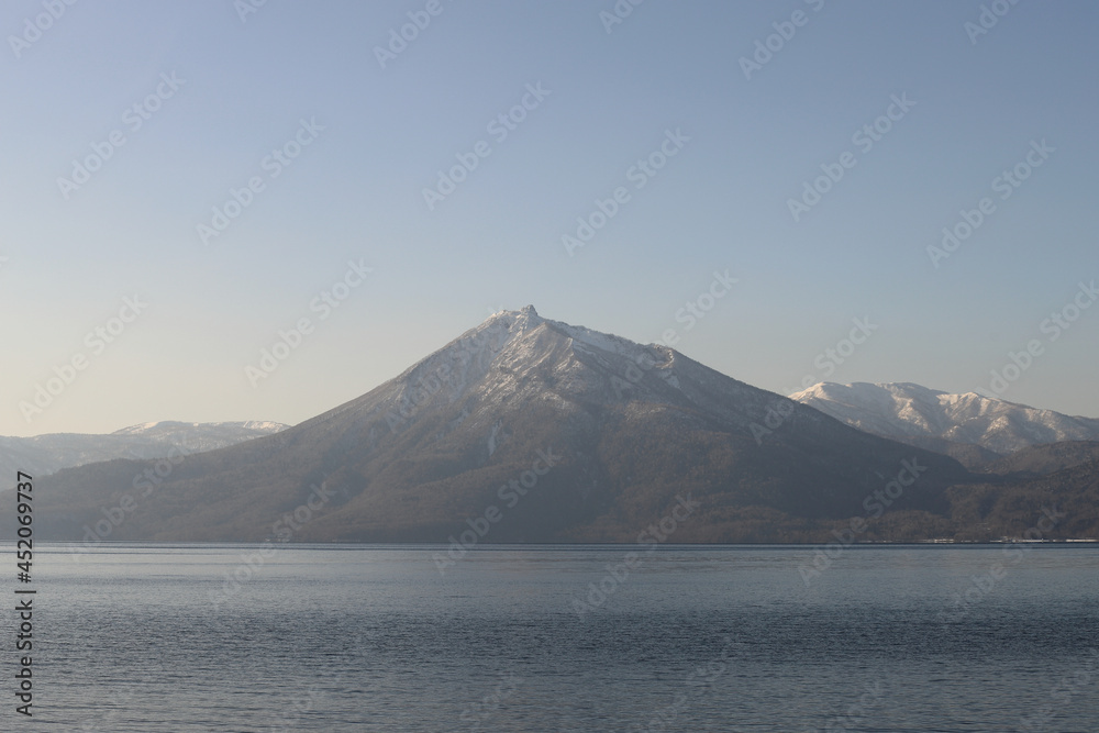 冬の支笏湖畔から見える雪化粧した恵庭岳
