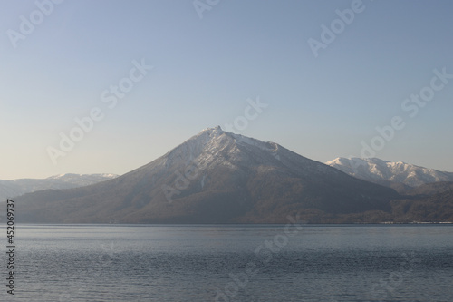 冬の支笏湖畔から見える雪化粧した恵庭岳