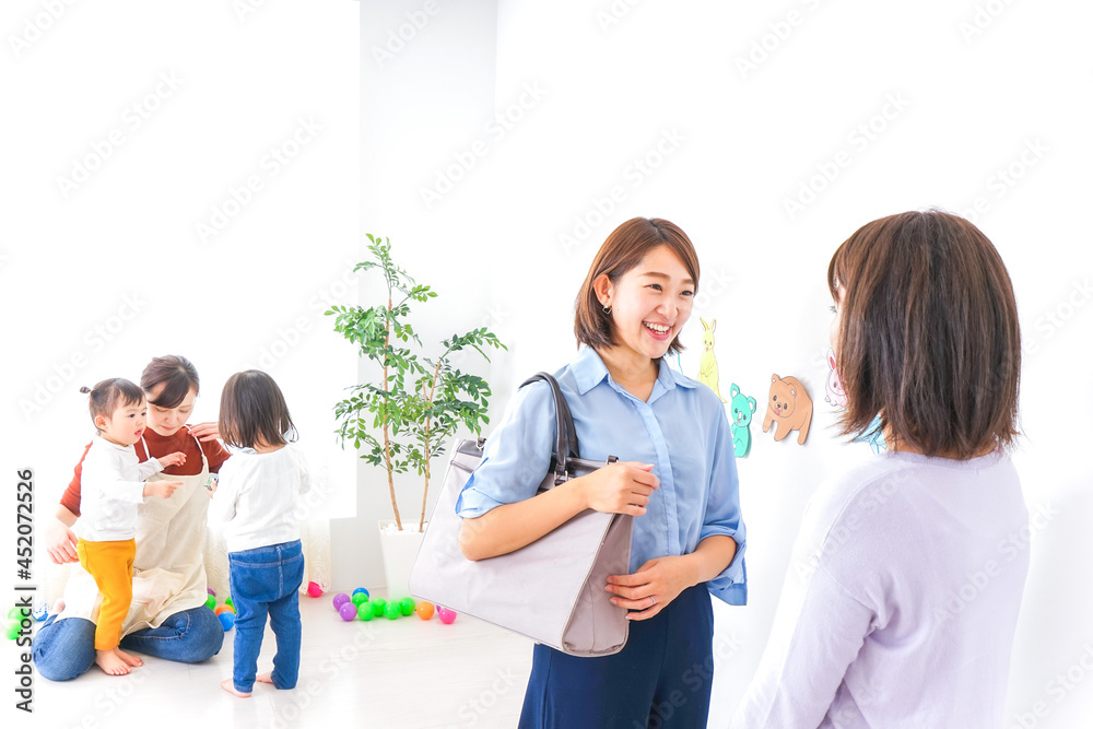 Fototapeta premium 幼稚園の送り迎えをするビジネスウーマン