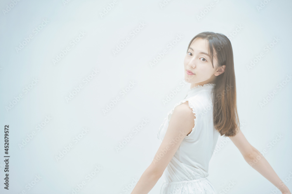 優雅に踊る若い女性 優雅に踊る若い女性