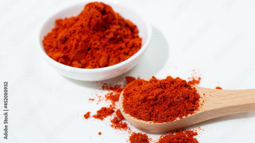 パプリカパウダー( Paprika):インドカレーに使用するスパイスの一種。辛くない。 パプリカパウダー( Paprika):インドカレーに使用するスパイスの一種。辛くない。