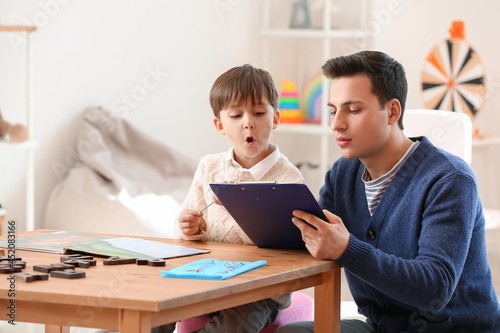 Speech therapist working wi...