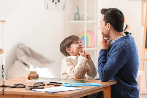 Speech therapist working wi...