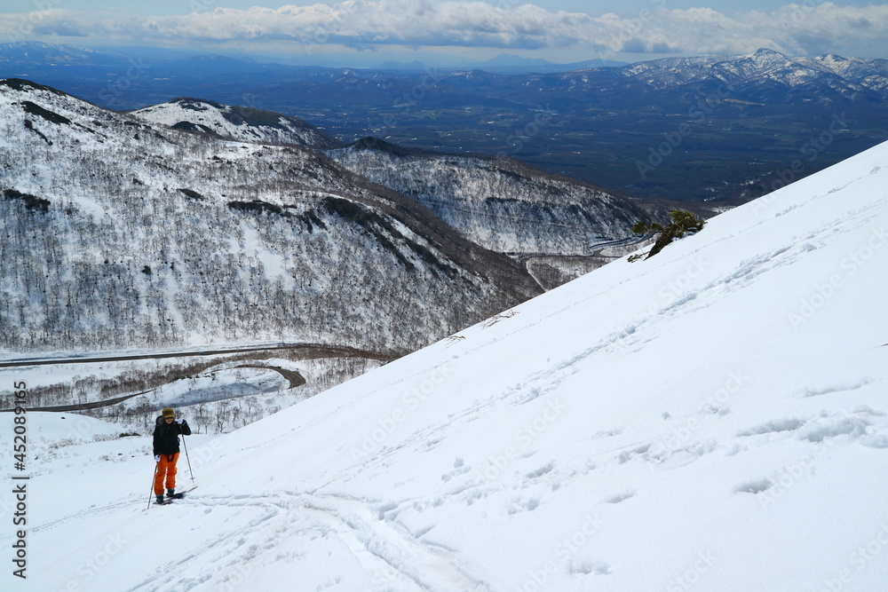 北海道　ニセコ連山チセヌプリに登ってる女性
