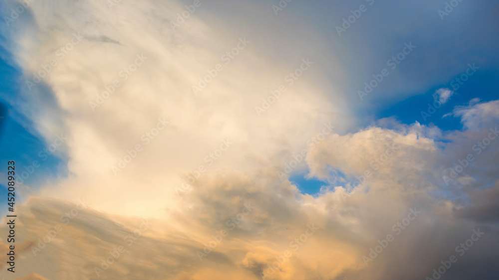 Obraz premium Disturbing sunset sky