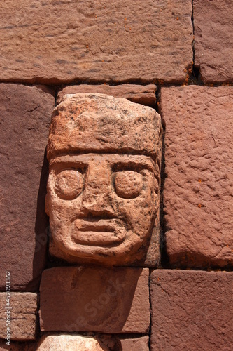 Ruínas de Tiahuanaco, rosto esculpido em pedra. photo