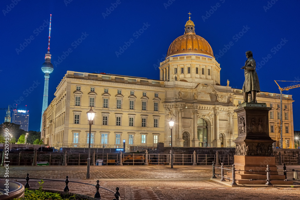 Obraz premium The beautiful reconstructed City Palace and the famous TV Tower in Berlin at night