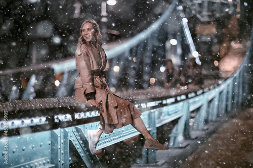Canvas Print winter budapest bridge girl, winter view, woman tourist in budapest hungary in w