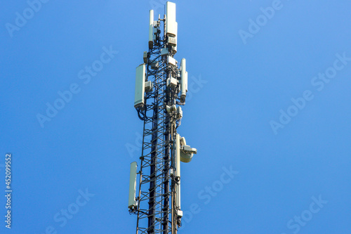 Antenne mast met allerlei soorten antenna waaronder 5G en andere directe datazenders