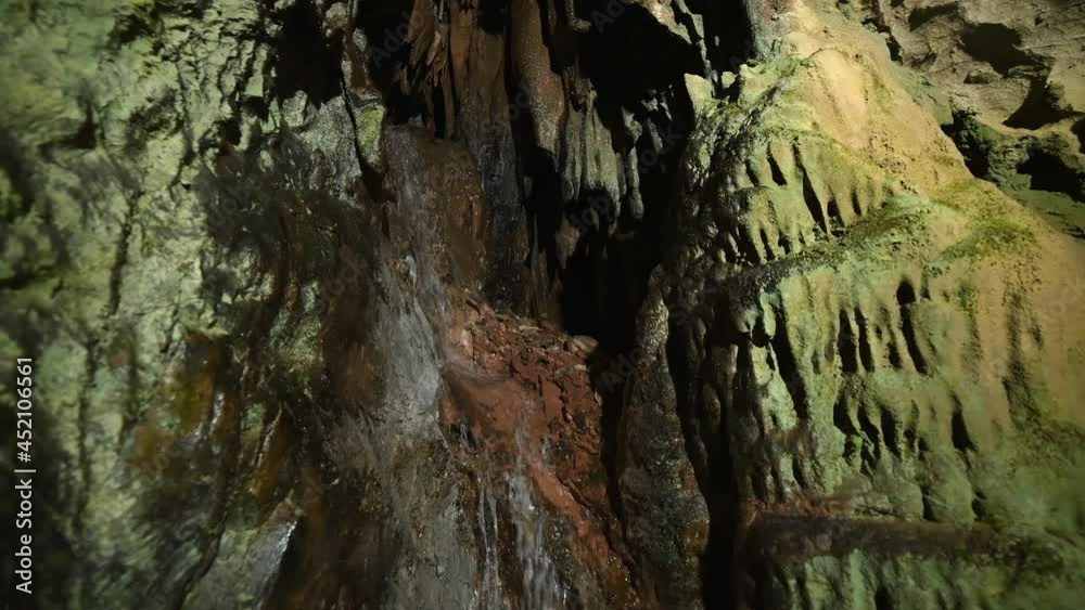 稲積水中鍾乳洞の洞内の滝 稲積水中鍾乳洞の洞内の滝