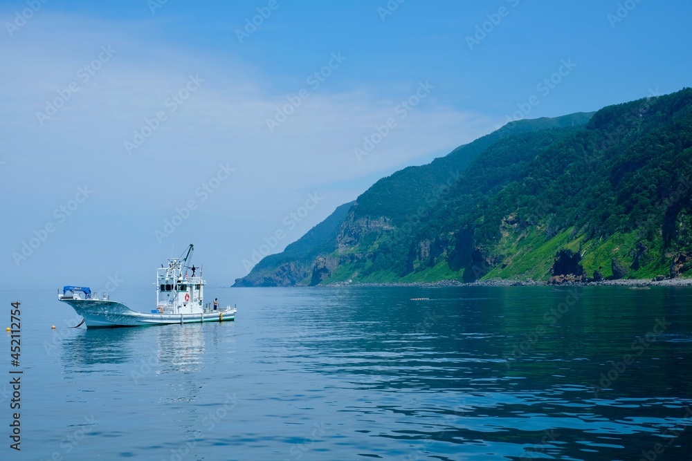【北海道】知床半島と漁船