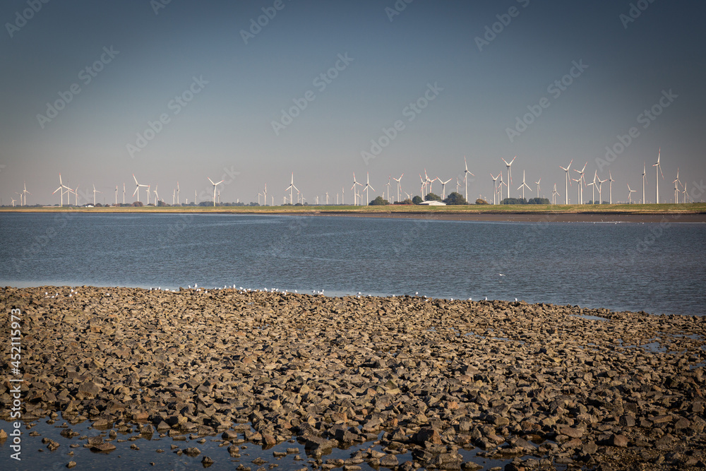 Spaziergang entlang der Nordseeküste mit Blick auf die Windräder