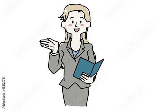 資料を見ながら説明する女性
