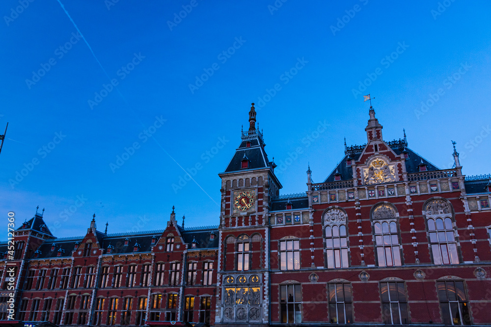 Fototapeta premium オランダ アムステルダムのアムステルダム中央駅