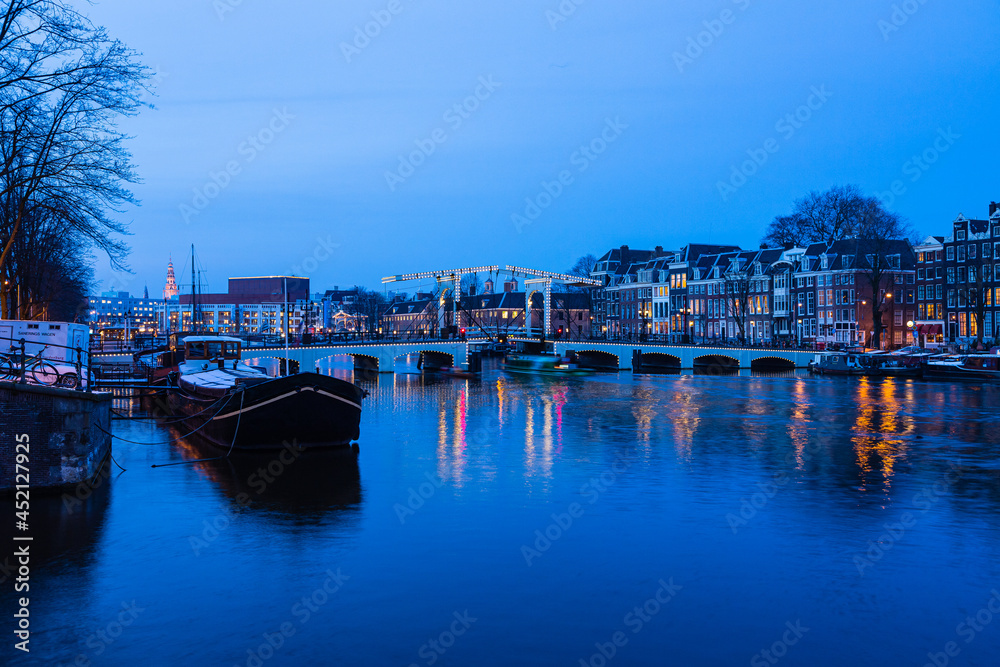 オランダ　アムステルダムのアムステルダムのアムステル川にかかるスキニーブリッジ
