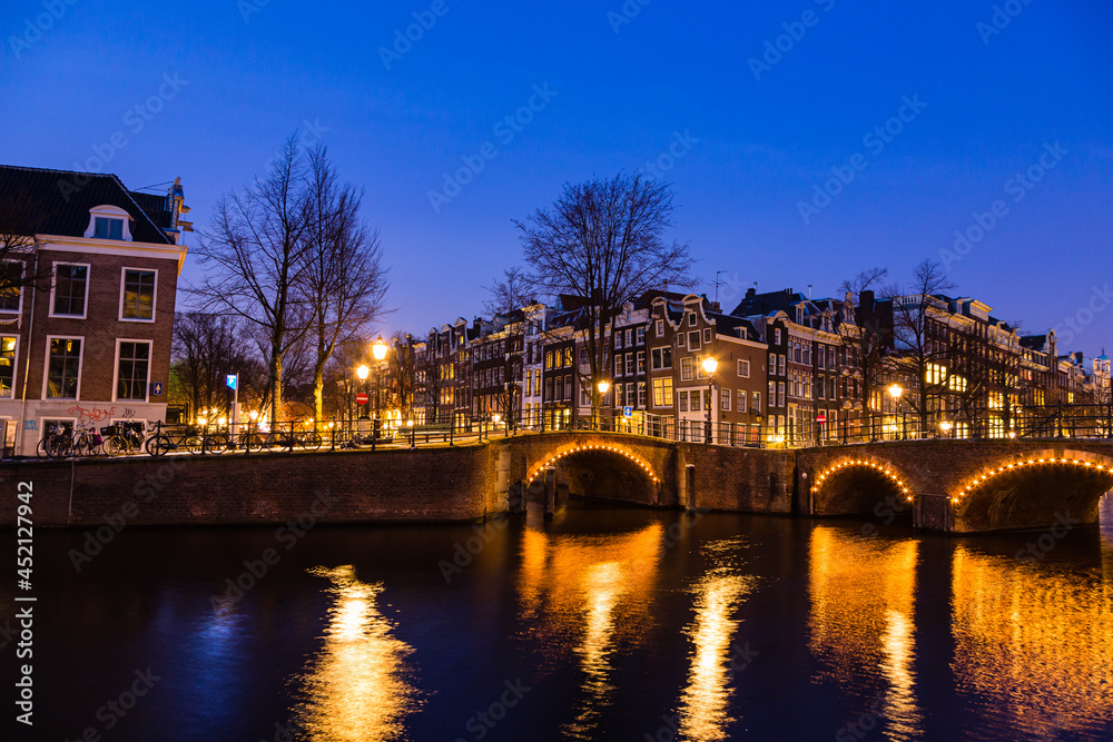 オランダ　アムステルダムの夜の運河沿いの街並み