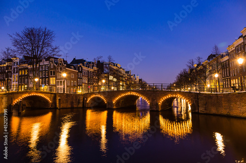 オランダ　アムステルダムの夜の運河沿いの街並み © pespiero