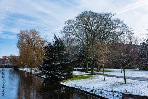 Obraz na płótnie オランダ ライデンの雪の積もったファン・デル・ヴェルフ公園