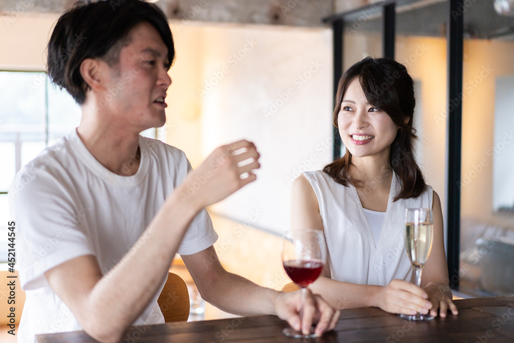 バーでお酒を飲むカップル バーでお酒を飲むカップル
