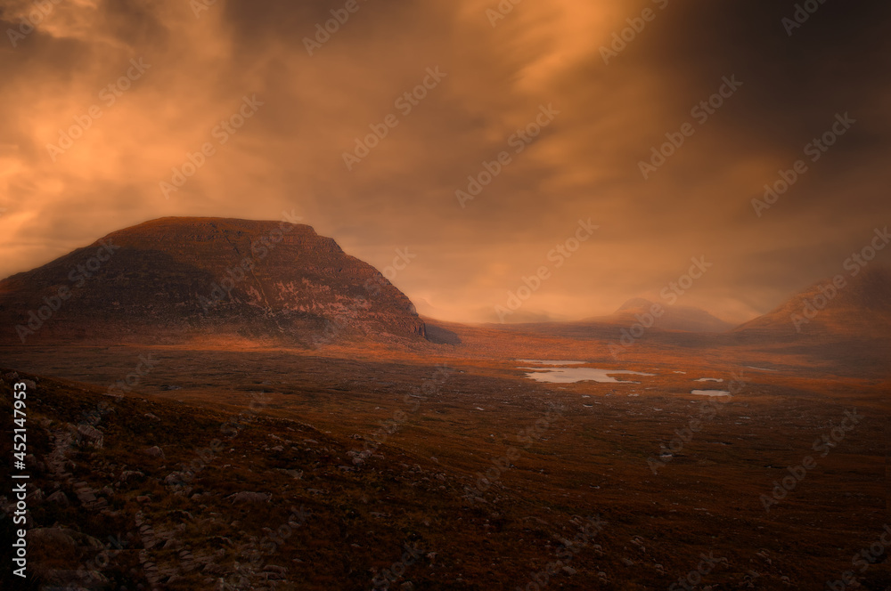 Naklejka premium sunset over the mountains
