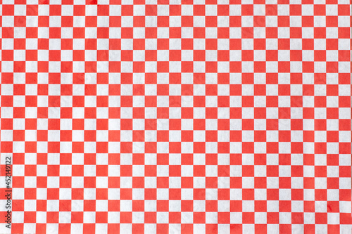 Fotografia A view of an entree paper liner featuring a red and white checker pattern