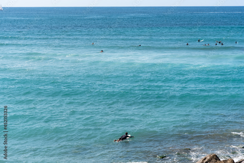 Un surfistas nadando en la playa de San Sebastian en un dia de verano 