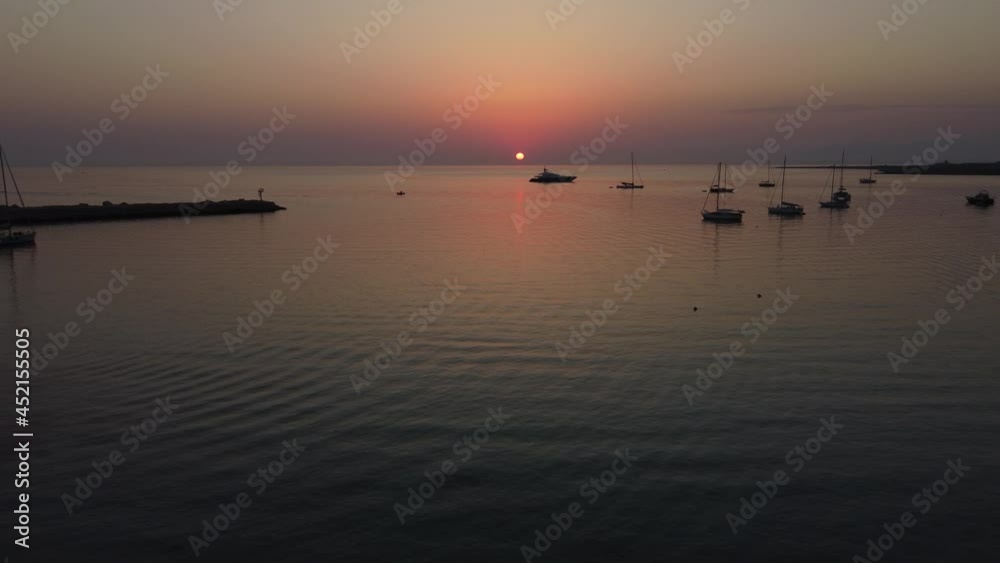 Veduta aerea della spiaggia e del porto di San Vito Lo Capo, in Sicilia, alle prime luci dell'alba Veduta aerea della spiaggia e del porto di San Vito Lo Capo, in Sicilia, alle prime luci dell'alba