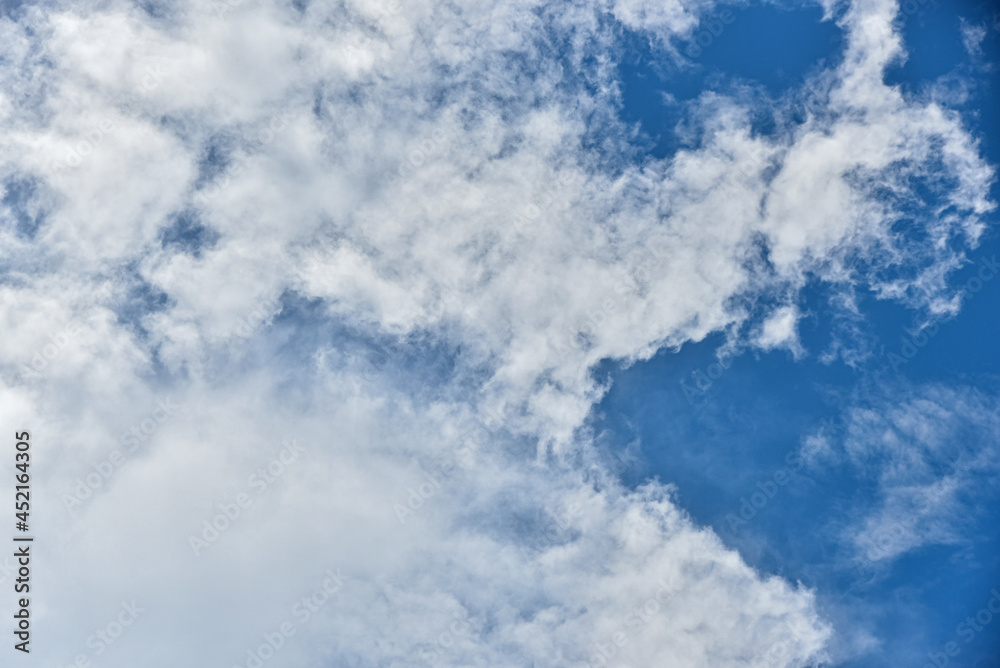 Obraz premium Beautiful white clouds on blue sky background.