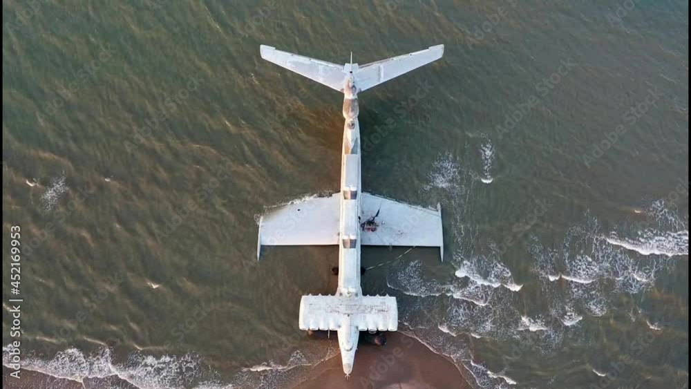 The Lunclass ekranoplan is a ground effect vehicle used by the Soviet