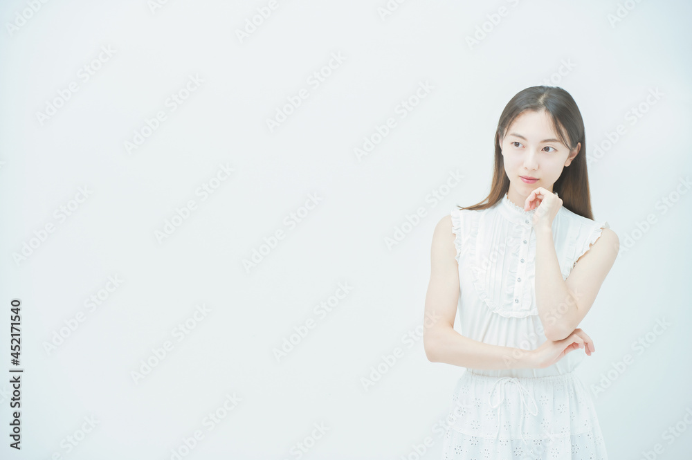 ストレスを抱えた表情をする若い女性

