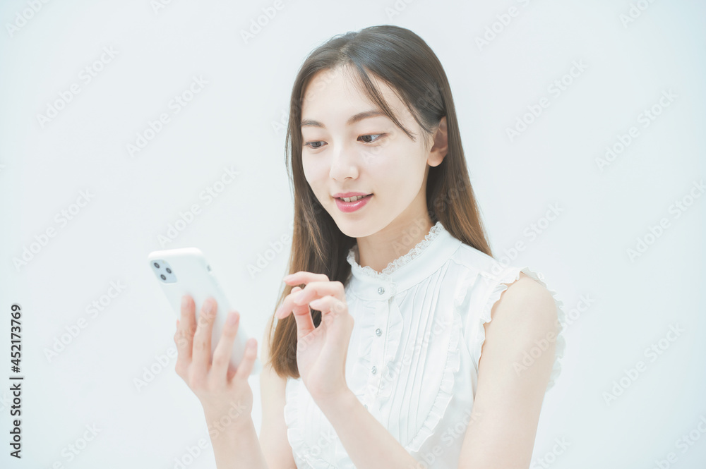 スマートフォンを操作する女性 スマートフォンを操作する女性