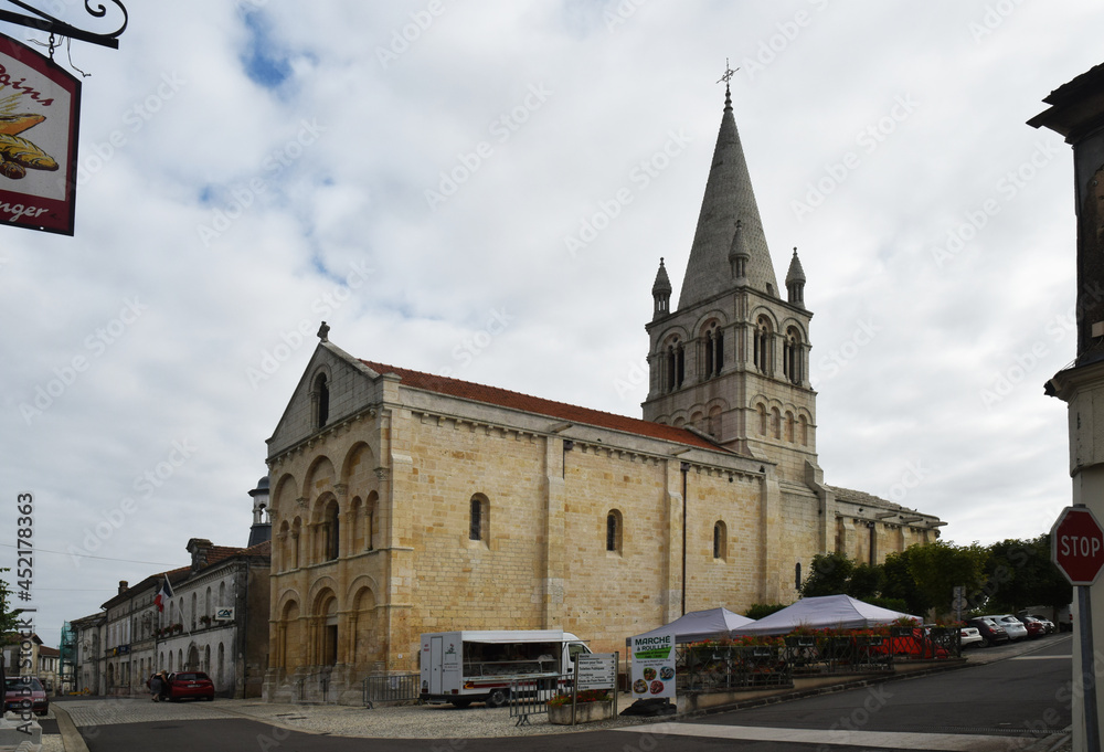Roullet-Saint-Estèphe, département de la Charente, région de Nouvelle-Aquitaine, France. Église Saint-Cybard.