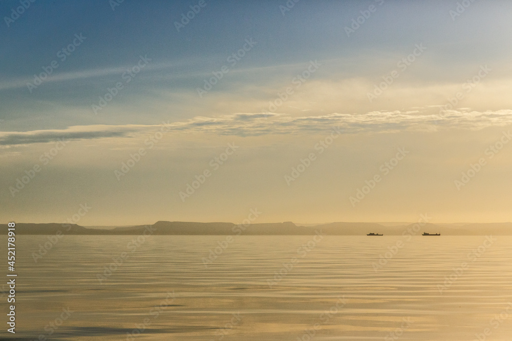 Atardecer y bote 