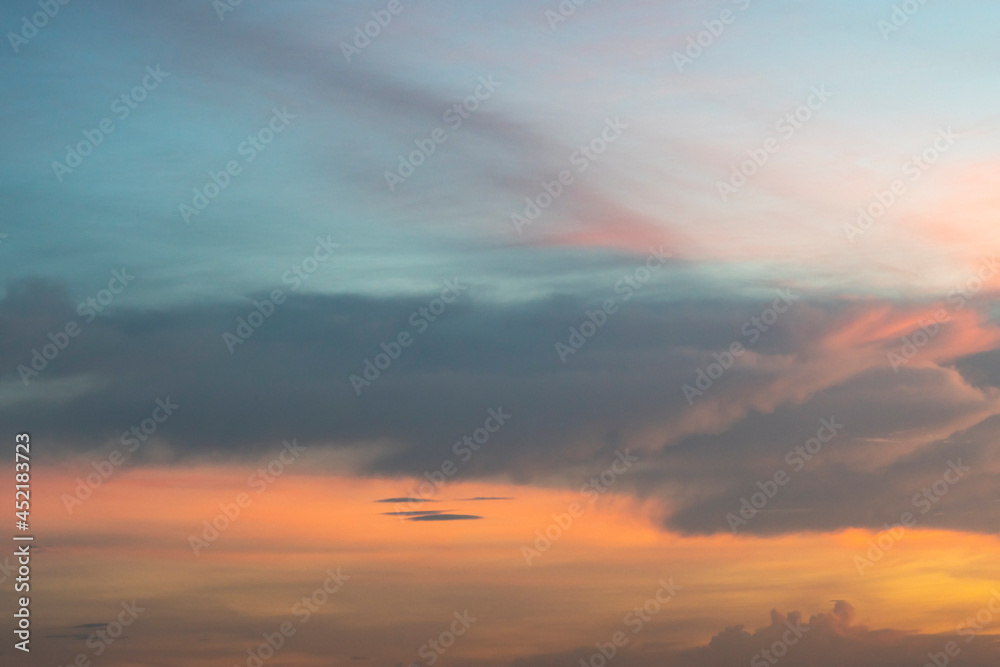 Naklejka premium Beautiful clouds with blue sky background. Nature weather